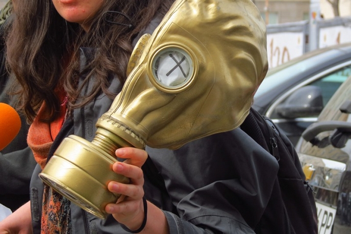 Златен противогаз за Бояджийска от граждани срещу горенето на отпадъци в София
