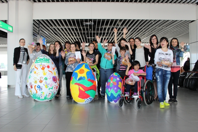Три големи великденски яйца, изрисувани от деца в неравностойно положение, ще посрещат пътниците на Летище София