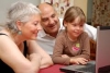 Младежи обучват възрастни за работа със смартфони, скайп и интернет