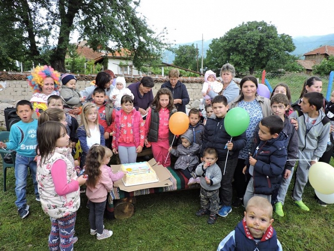 Гражданска инициатива облагороди детска площадка и тревни площи в село Столетово
