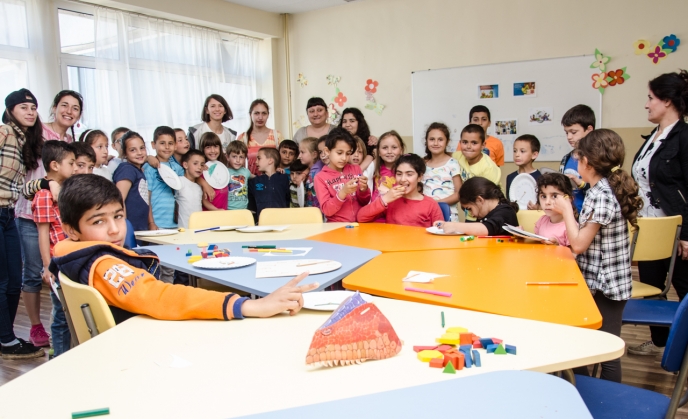 Езиковите бариери бързо падат, когато деца българчета и бежанци са в час по забавна математика