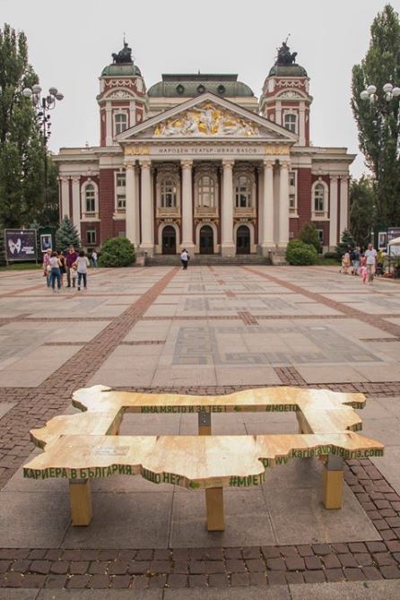 Мистериозна пейка във формата на България се появи пред Народния театър в София