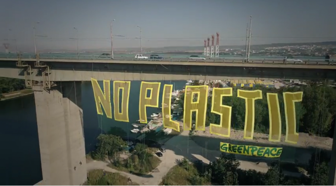 „Не на пластмасата” на огромен надпис, спуснат от Аспаруховия мост