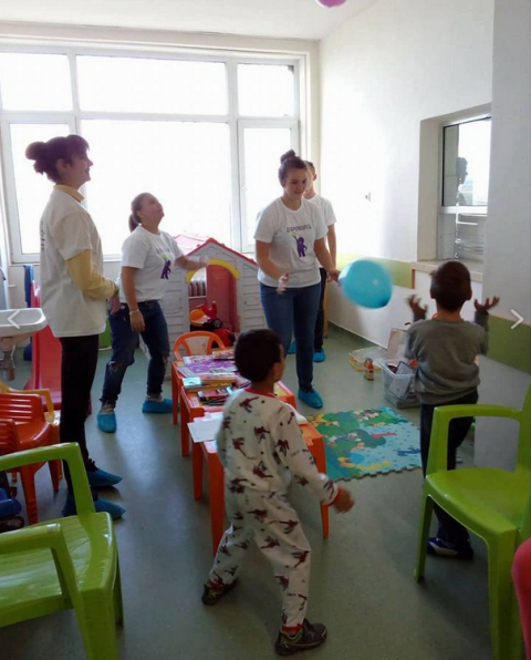 Детска Оздравителница – младежи доброволци посещаватдеца в лечебни заведения
