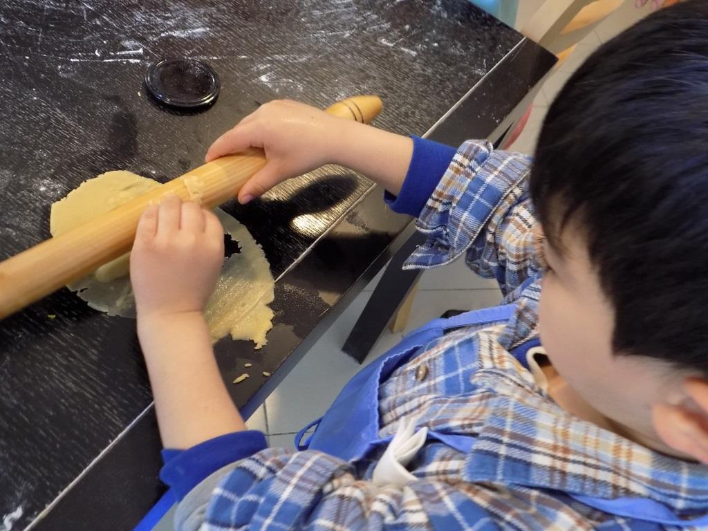 Иракски деца приготвиха великденски сладки в Хлебна къща София