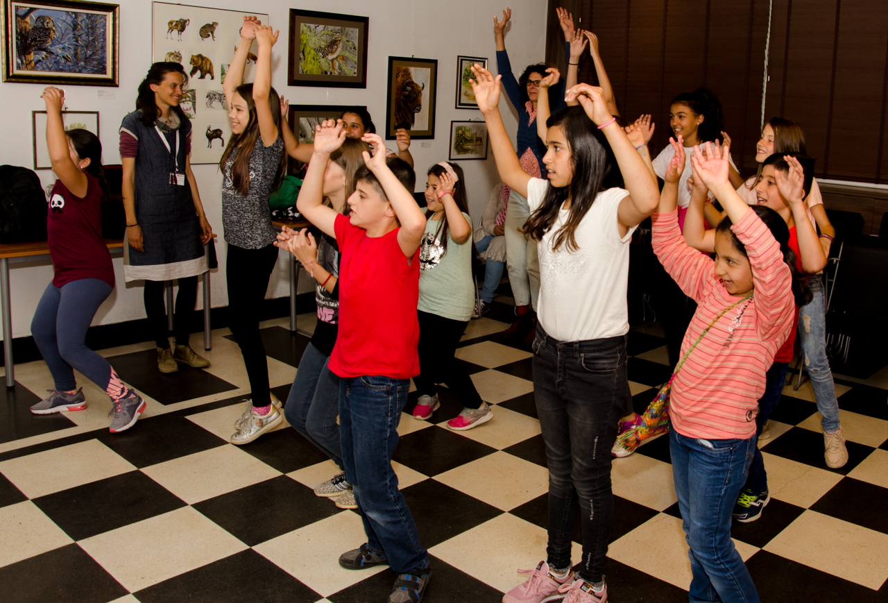 Танцуващи животни, танцуващи деца българчета и бежанци