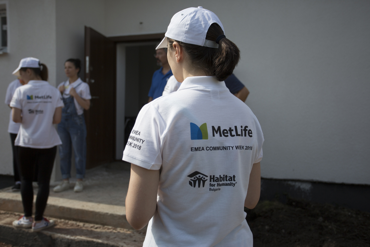 Служители на MetLife доброволстват с Habitat for Humanity България, подкрепяйки проекти в полза на обществото в Европа, Близкия