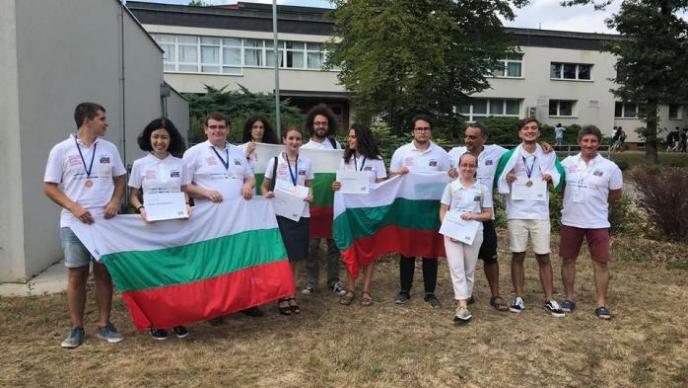 С пет медала се завърна отборът ни по лингвистика от Международната олимпиада в Прага