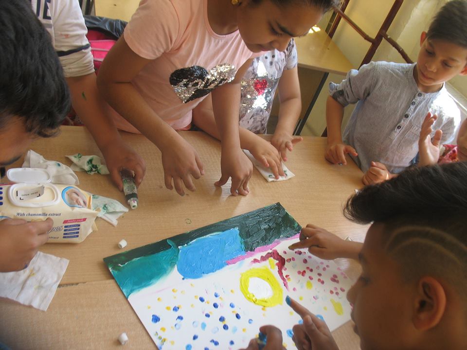Рисувай с пръсти с деца в неравностойно положение