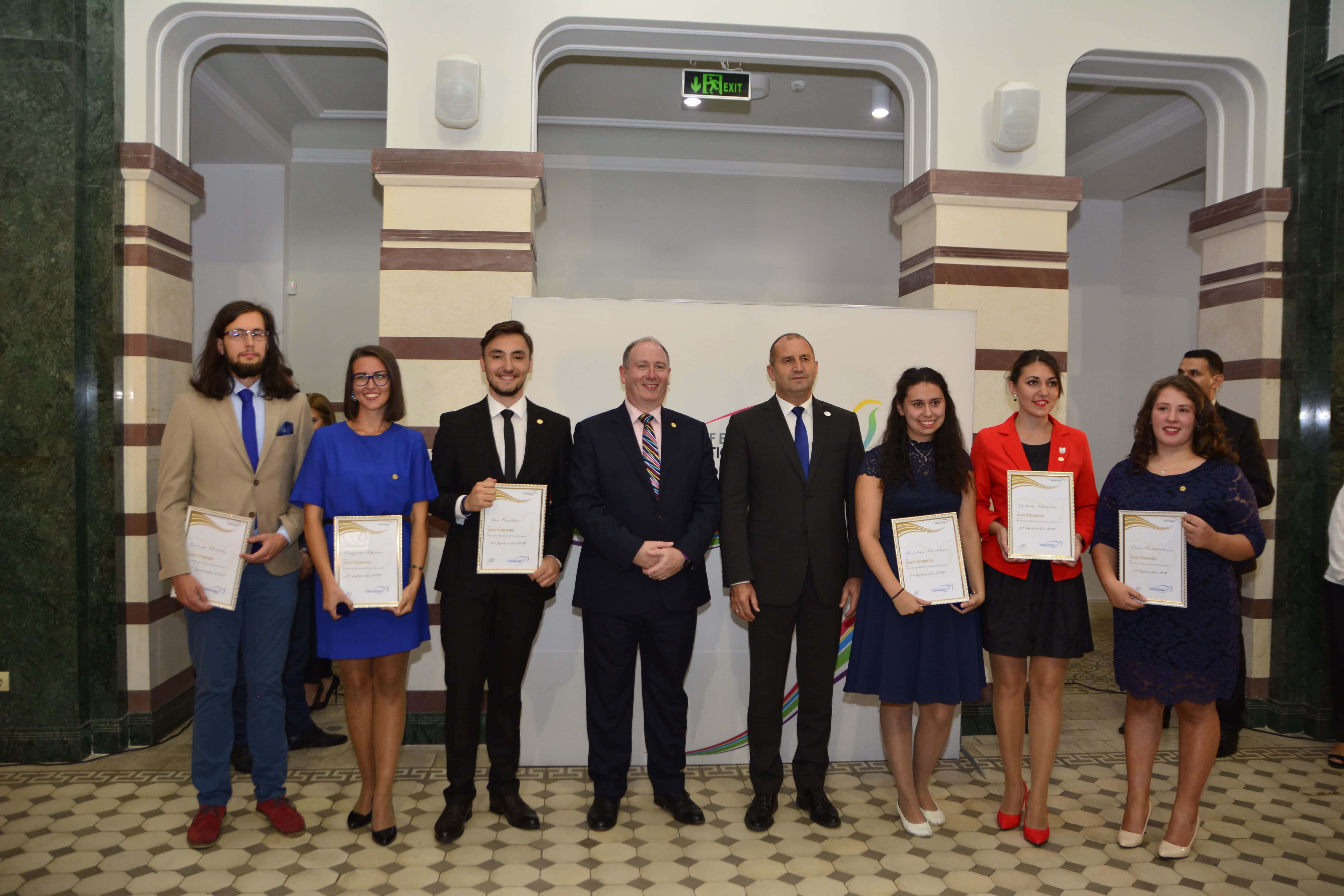 Президентът връчи значки и сертификати на първите седем българи, постигнали златно ниво в Международна награда на херцога на