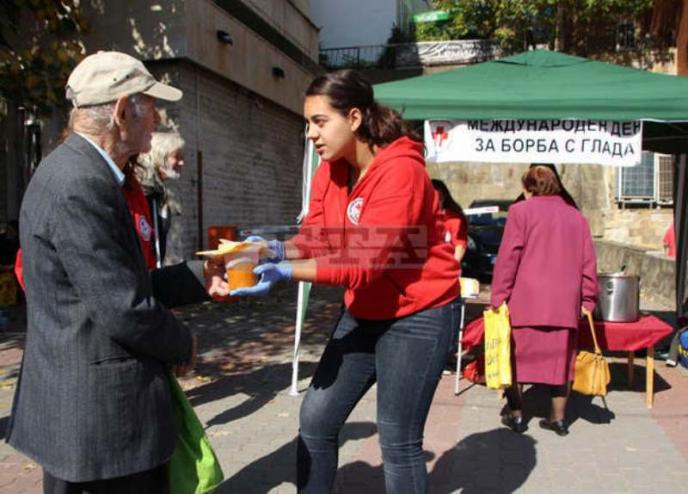 Над 150 порции храна раздадоха доброволците от БМЧК във Велико Търново по случай Световния ден на прехраната
