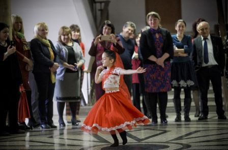 Деца от различни етноси сурвакаха заедно в министерства и посолства по повод Ромската Нова година – Василица