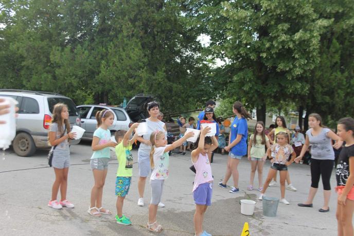 Доброволци организират „Забавно лято” за децата в Ловеч