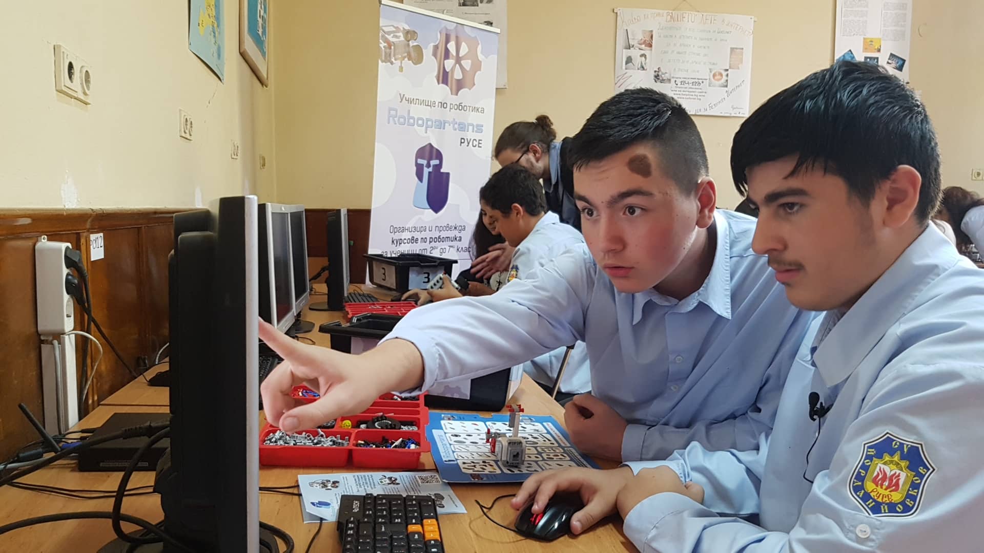 Ученици от Русе програмират Лего роботи
