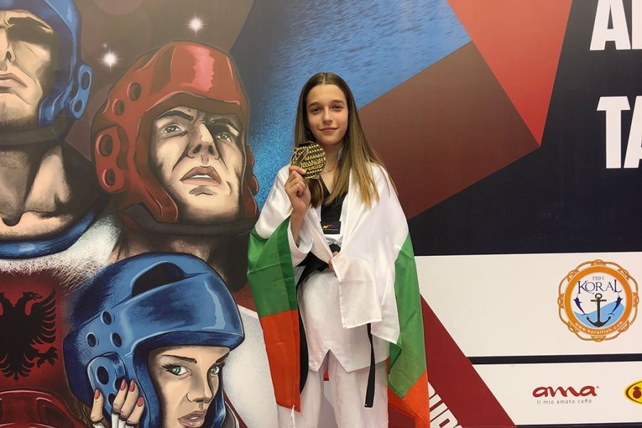 Спортният талант Александра Георгиева със злато от Dracula Open по таекуондо