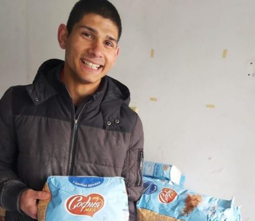 Хранителна банка „Верният настойник” раздава пакети на стотици семейства
