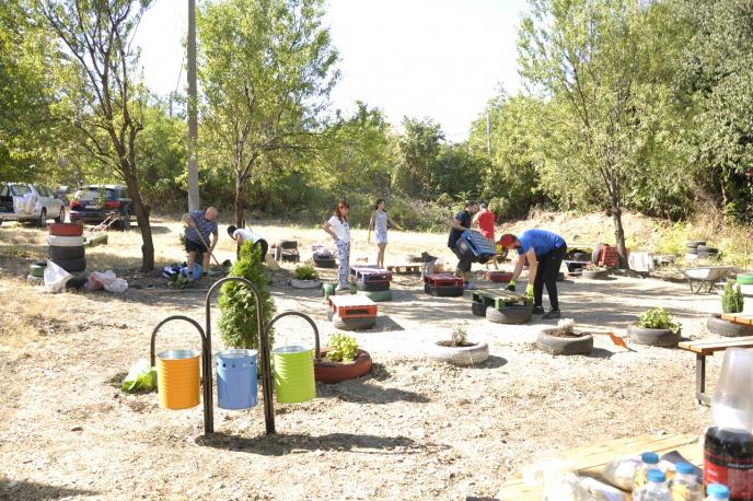 Доброволци обновиха парка в село Марково