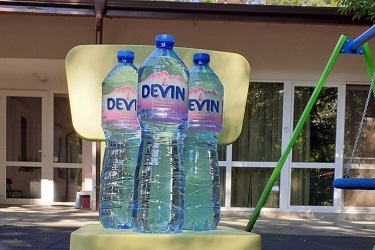 „Девин” ЕАД дарява над 3000 литра изворна вода на фондация „За Нашите Деца”
