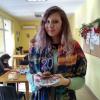 Доброволка от Полша прави мартенички заедно с хора с увреждания