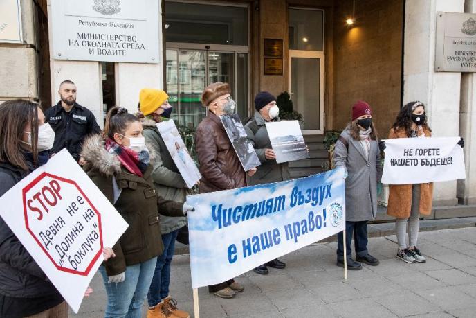 Граждани от София и Девня протестират срещу мръсния въздух и инсталациите за изгаряне на отпадъци