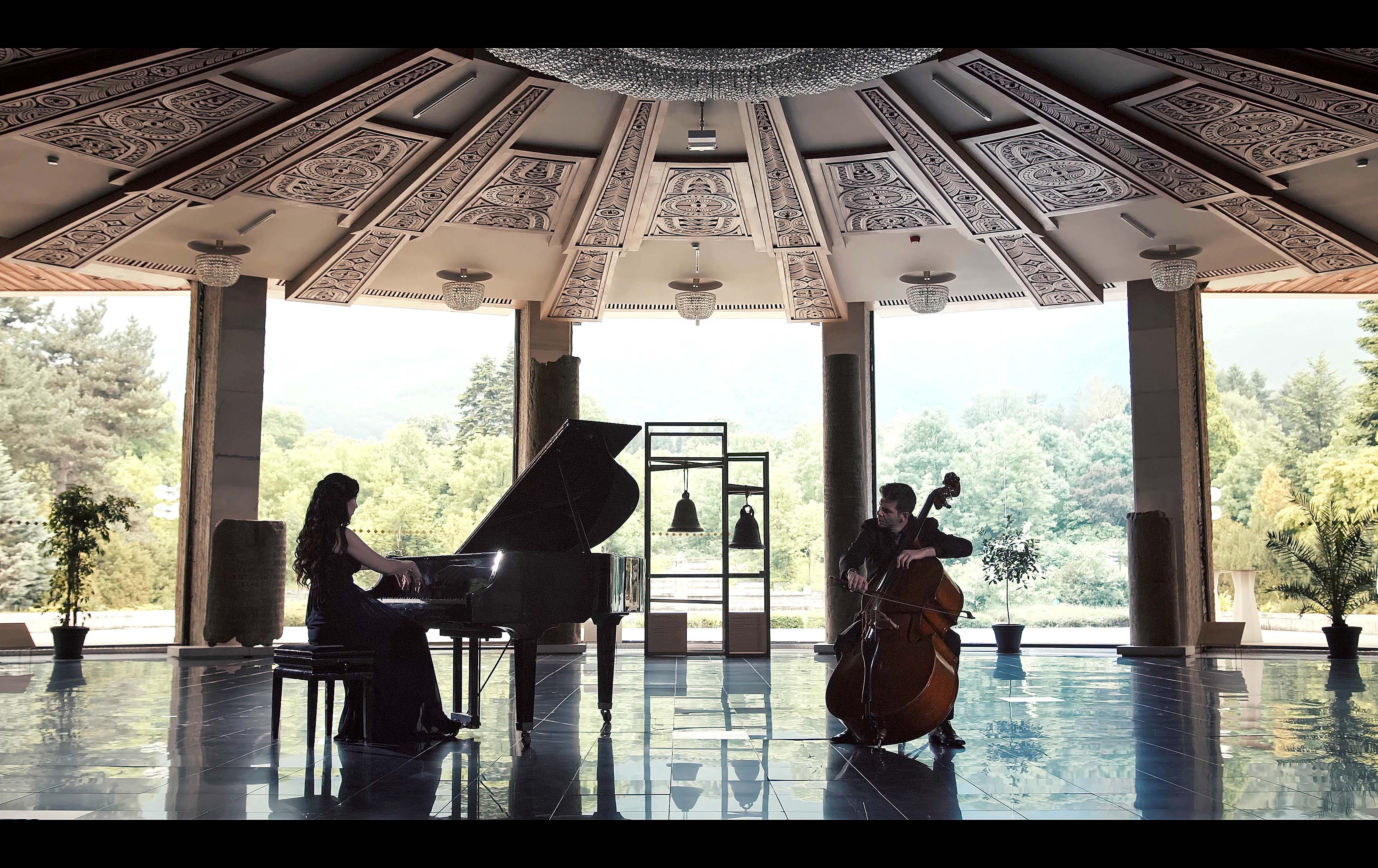 Вдъхновение и красота във видеоклипа „Елегия“ за контрабас и пиано