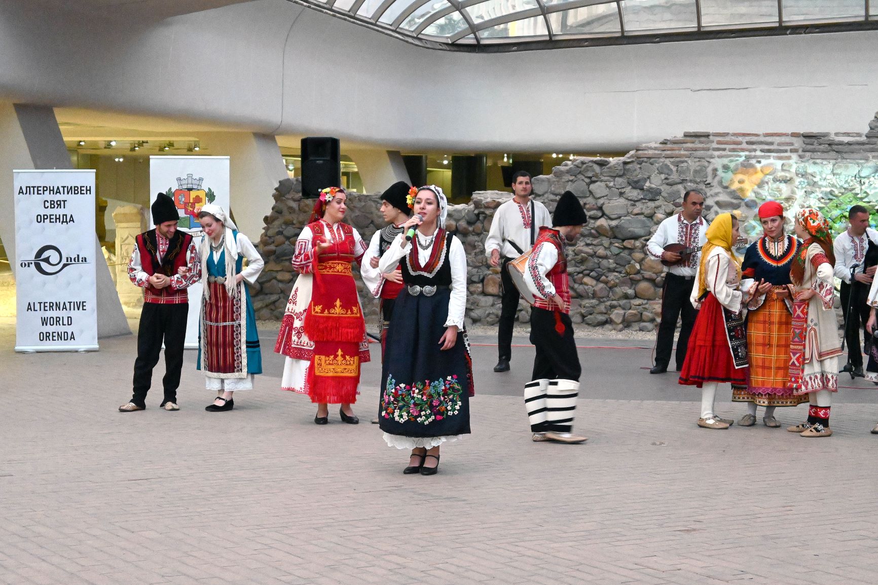 Минало и настояще се преплитат в музикален фолклорен спектакъл „Пътуване из България”