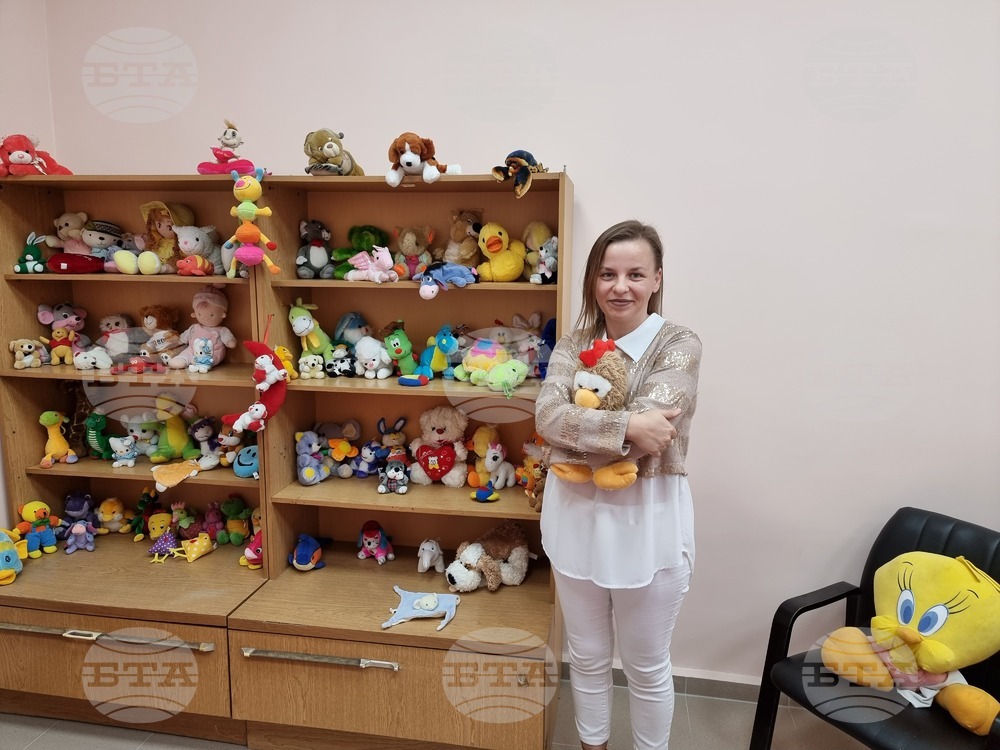 Стая за терапия с плюшени играчки в Русе помага на бежанци да преодолеят психологически травми