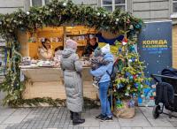 Украински бежанци представят традиционни ястия и сувенири на коледен базар в София