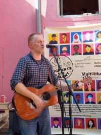 Ирландски музикант направи концерт за наркозависими в Розовата къща